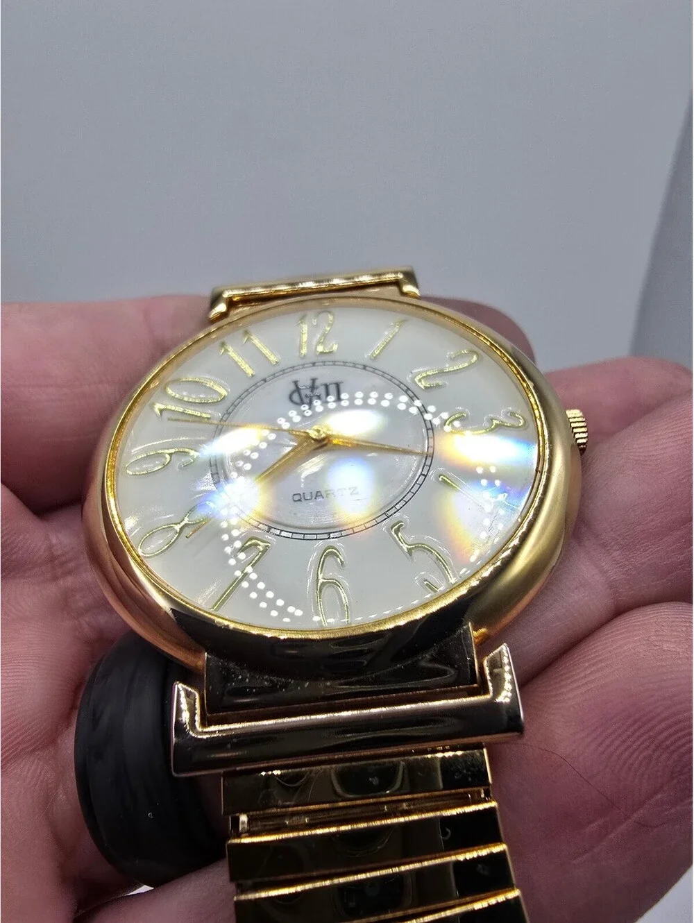 Gloria Vanderbilt Quartz Analog Round Watch White Dial Arabic Gold Tone Stretch